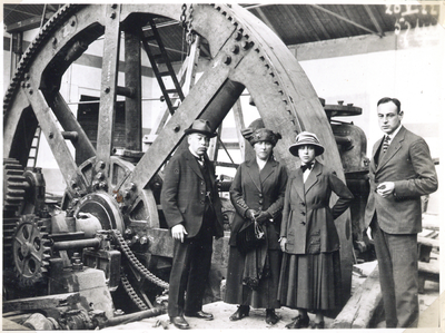 886130 Groepsportret met twee directieleden van de Koninklijke Nederlandsche Lood- en Zinkpletterij voorheen A.D. ...